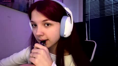 Snapshot of roxiepiurkowski chatting on 04/10/26, 02:55 Hana online show from 04/10/26, 02:55