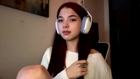 Snapshot of roxiepiurkowski chatting on 04/13/26, 04:12 Hana online show from 04/13/26, 04:12