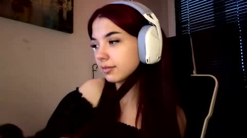 Snapshot of roxiepiurkowski chatting on 04/15/26, 03:41 Hana online show from 04/15/26, 03:41