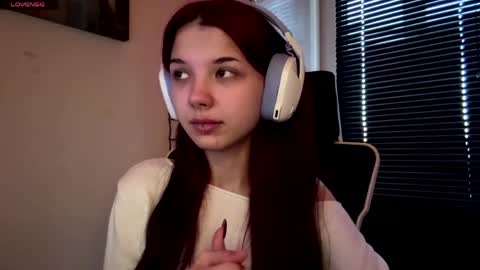 Snapshot of roxiepiurkowski chatting on 04/18/26, 03:16 Hana online show from 04/18/26, 03:16