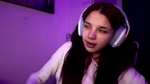 Snapshot of roxiepiurkowski chatting on 04/18/26, 07:07 Hana online show from 04/18/26, 07:07