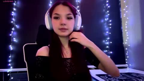 Snapshot of roxiepiurkowski chatting on 05/18/26, 03:07 Hana online show from 05/18/26, 03:07