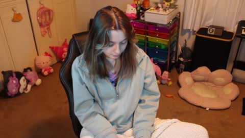 Snapshot of roxiethefox chatting on 09/27/25, 12:10 roxie online show from 09/27/25, 12:10