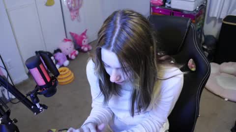 Snapshot of roxiethefox chatting on 10/08/25, 01:42 roxie online show from 10/08/25, 01:42