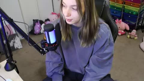 Snapshot of roxiethefox chatting on 10/12/25, 02:38 roxie online show from 10/12/25, 02:38