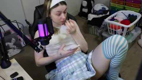 Snapshot of roxiethefox chatting on 10/29/25, 02:30 roxie online show from 10/29/25, 02:30