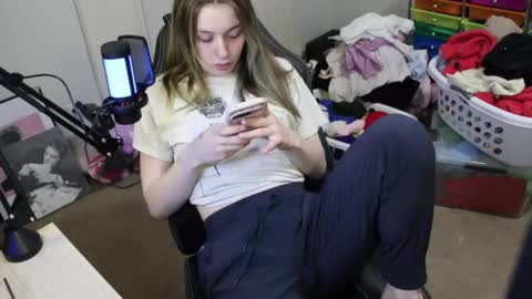 Snapshot of roxiethefox chatting on 11/09/25, 05:22 roxie online show from 11/09/25, 05:22