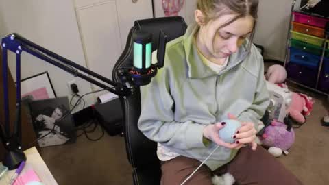 Snapshot of roxiethefox chatting on 01/15/26, 12:04 roxie online show from 01/15/26, 12:04