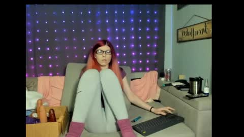 Snapshot of roxihazeleyes chatting on 02/28/25, 01:26 roxihazeleyes online show from 02/28/25, 01:26