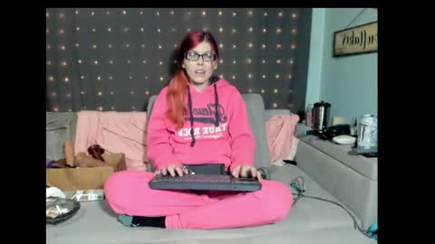 Snapshot of roxihazeleyes chatting on 03/02/25, 12:43 roxihazeleyes online show from 03/02/25, 12:43