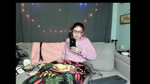 Snapshot of roxihazeleyes chatting on 03/03/25, 09:22 roxihazeleyes online show from 03/03/25, 09:22