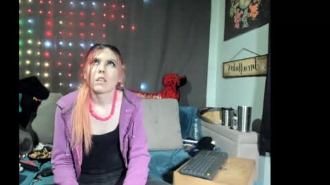 Snapshot of roxihazeleyes chatting on 09/11/25, 04:07 roxihazeleyes online show from 09/11/25, 04:07