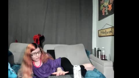 Snapshot of roxihazeleyes chatting on 10/10/25, 04:39 roxihazeleyes online show from 10/10/25, 04:39