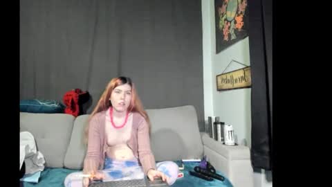 Snapshot of roxihazeleyes chatting on 10/17/25, 06:05 roxihazeleyes online show from 10/17/25, 06:05