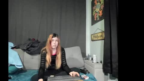 Snapshot of roxihazeleyes chatting on 10/31/25, 03:29 roxihazeleyes online show from 10/31/25, 03:29