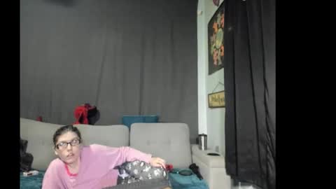 Snapshot of roxihazeleyes chatting on 11/15/25, 01:07 roxihazeleyes online show from 11/15/25, 01:07