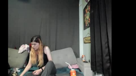 Snapshot of roxihazeleyes chatting on 11/17/25, 11:10 roxihazeleyes online show from 11/17/25, 11:10