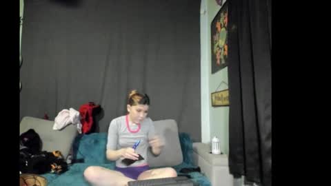 Snapshot of roxihazeleyes chatting on 11/20/25, 01:06 roxihazeleyes online show from 11/20/25, 01:06