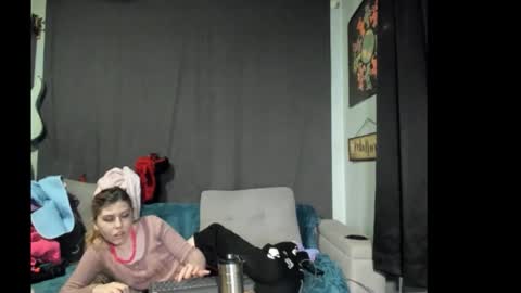 Snapshot of roxihazeleyes chatting on 11/20/25, 11:15 roxihazeleyes online show from 11/20/25, 11:15