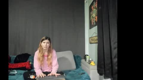 Snapshot of roxihazeleyes chatting on 11/24/25, 06:13 roxihazeleyes online show from 11/24/25, 06:13