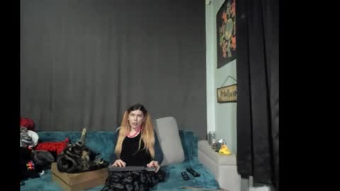 Snapshot of roxihazeleyes chatting on 11/26/25, 03:07 roxihazeleyes online show from 11/26/25, 03:07