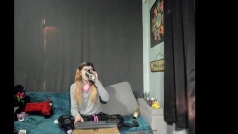 Snapshot of roxihazeleyes chatting on 11/26/25, 10:11 roxihazeleyes online show from 11/26/25, 10:11