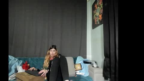 Snapshot of roxihazeleyes chatting on 12/15/25, 01:32 roxihazeleyes online show from 12/15/25, 01:32