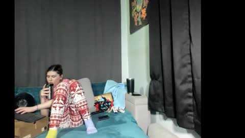 Snapshot of roxihazeleyes chatting on 12/17/25, 06:30 roxihazeleyes online show from 12/17/25, 06:30