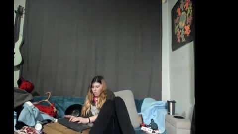 Snapshot of roxihazeleyes chatting on 12/19/25, 03:57 roxihazeleyes online show from 12/19/25, 03:57