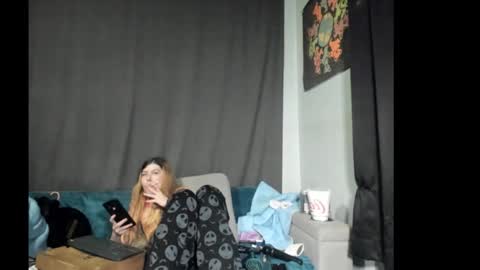 Snapshot of roxihazeleyes chatting on 12/23/25, 06:44 roxihazeleyes online show from 12/23/25, 06:44