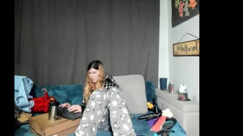 Snapshot of roxihazeleyes chatting on 01/06/26, 11:36 roxihazeleyes online show from 01/06/26, 11:36