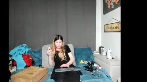 Snapshot of roxihazeleyes chatting on 01/10/26, 01:46 roxihazeleyes online show from 01/10/26, 01:46