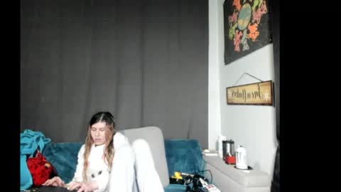 Snapshot of roxihazeleyes chatting on 01/12/26, 02:33 roxihazeleyes online show from 01/12/26, 02:33