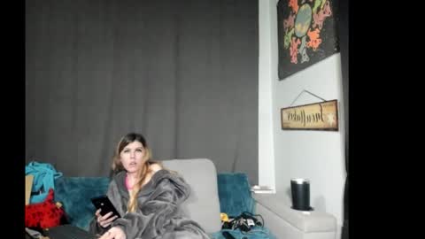 Snapshot of roxihazeleyes chatting on 01/13/26, 04:51 roxihazeleyes online show from 01/13/26, 04:51