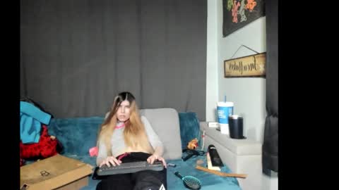 Snapshot of roxihazeleyes chatting on 01/17/26, 03:17 roxihazeleyes online show from 01/17/26, 03:17