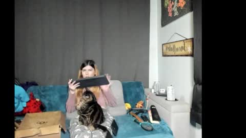 Snapshot of roxihazeleyes chatting on 01/18/26, 02:21 roxihazeleyes online show from 01/18/26, 02:21