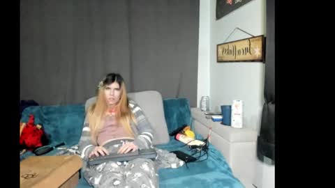 Snapshot of roxihazeleyes chatting on 01/19/26, 06:06 roxihazeleyes online show from 01/19/26, 06:06