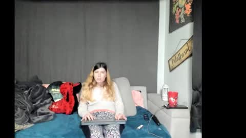 Snapshot of roxihazeleyes chatting on 02/25/26, 12:42 roxihazeleyes online show from 02/25/26, 12:42