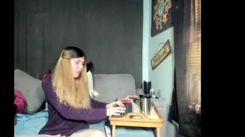 roxihazeleyes online show from 04/05/26, 06:16