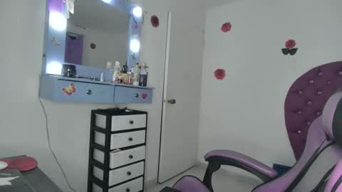 Roxy online show from 04/22/26, 02:25