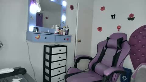 Snapshot of roxy_lu_07 chatting on 06/09/26, 03:18 Roxy online show from 06/09/26, 03:18