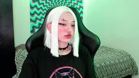 Snapshot of roxy_toxic chatting on 12/17/24, 02:23 Roxy Independient model Help me to reach 50 thumbs up online show from 12/17/24, 02:23