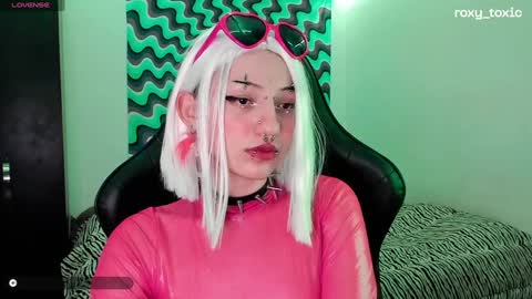 Snapshot of roxy_toxic chatting on 12/20/24, 02:41 Roxy Independient model Help me to reach 50 thumbs up online show from 12/20/24, 02:41