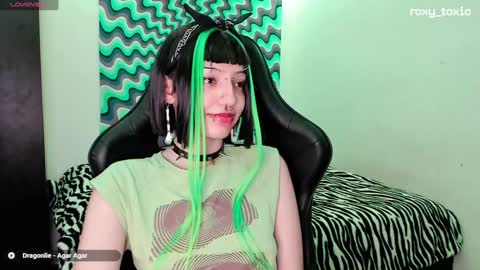 Snapshot of roxy_toxic chatting on 01/21/25, 01:08 Roxy Independient model Help me to reach 50 thumbs up online show from 01/21/25, 01:08
