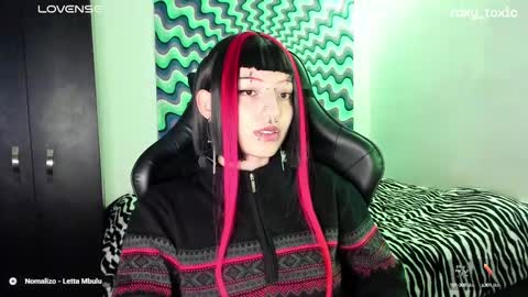 Snapshot of roxy_toxic chatting on 03/07/25, 02:04 Roxy Independient model Help me to reach 50 thumbs up online show from 03/07/25, 02:04