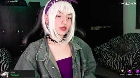 Snapshot of roxy_toxic chatting on 10/08/25, 01:36 Roxy Independient model Help me to reach 50 thumbs up online show from 10/08/25, 01:36