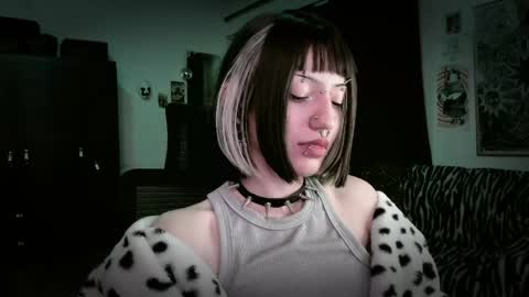 Snapshot of roxy_toxic chatting on 05/15/26, 11:23 Roxy Independient model Help me to reach 50 thumbs up online show from 05/15/26, 11:23