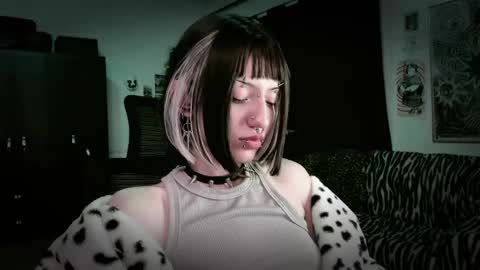 Snapshot of roxy_toxic chatting on 05/16/26, 12:40 Roxy Independient model Help me to reach 50 thumbs up online show from 05/16/26, 12:40
