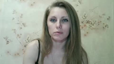 Snapshot of roxyfox18x01 chatting on 04/30/26, 08:15 roxyfox18x01 online show from 04/30/26, 08:15