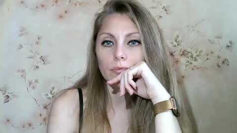 Snapshot of roxyfox18x01 chatting on 05/06/26, 06:30 roxyfox18x01 online show from 05/06/26, 06:30